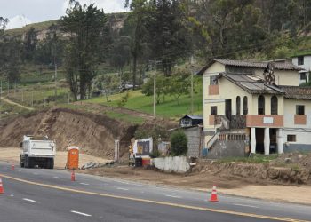 Familias afectadas por ampliación de la vía Yambo–Ambato exigen pagos pendientes