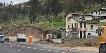 Familias afectadas por ampliación de la vía Yambo–Ambato exigen pagos pendientes