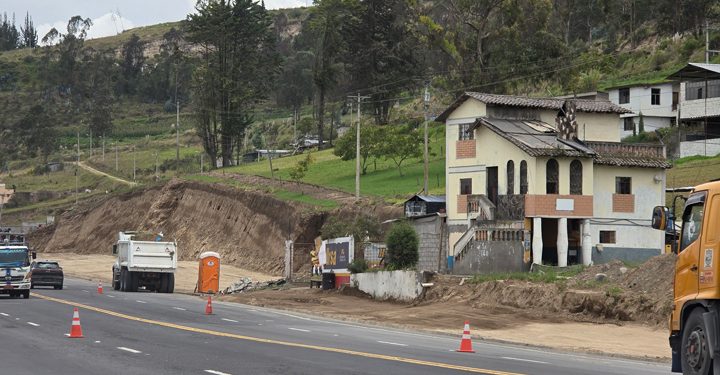 Familias afectadas por ampliación de la vía Yambo–Ambato exigen pagos pendientes